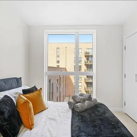 Stunning Two Bedrooms Flat With Free Parking *