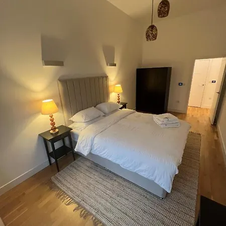 Apartment Crownage Court London