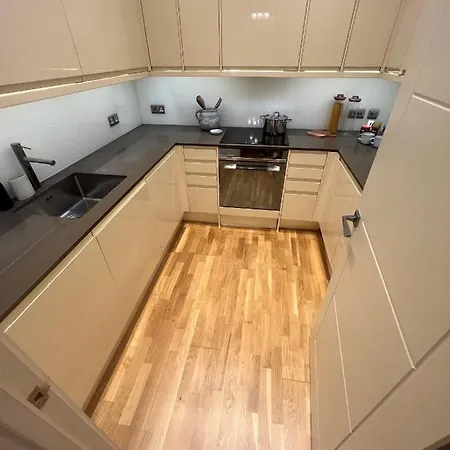 Apartment Crownage Court London