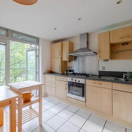 Spacious 2 Bedroom Near White
