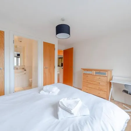 Apartment Spacious 2 Bedroom Near White London