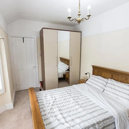 Homestay Private With Common Kitchen, Bathroom, Garden And Lounge In Surrey