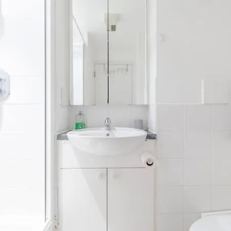Spacious 2 Bedroom Near White *