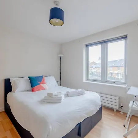 Spacious 2 Bedroom Near White Apartment *