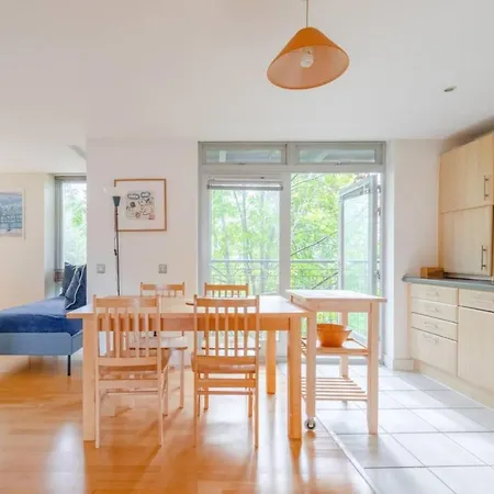 Spacious 2 Bedroom Near White * London