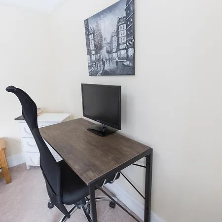 Homestay Private With Common Kitchen, Bathroom, Garden And Lounge In Surrey