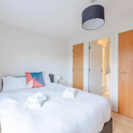Apartment Spacious 2 Bedroom Near White London