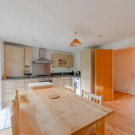 Spacious 2 Bedroom Near White Apartment