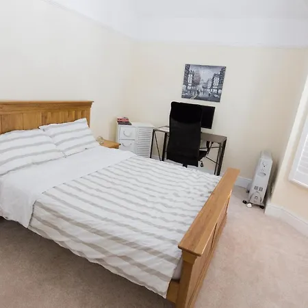 Homestay Private With Common Kitchen, Bathroom, Garden And Lounge In Surrey