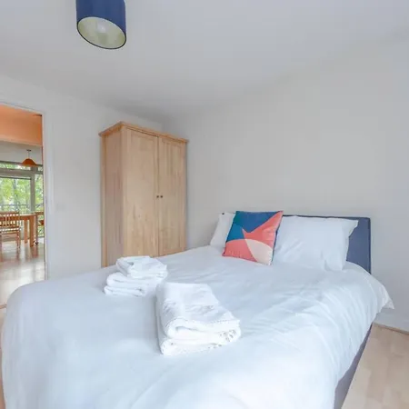 Spacious 2 Bedroom Near White * London