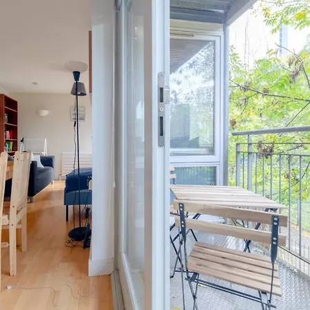 Spacious 2 Bedroom Near White Apartment