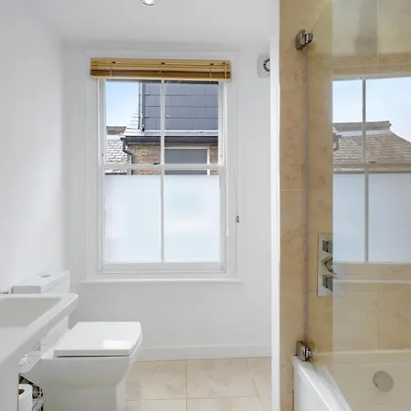 Lovely 4 Bedroom London With Free Parking, Garden, Wifi By Roost Holiday home *