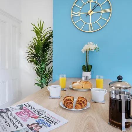 Holiday home Lovely 4 Bedroom London With Free Parking, Garden, Wifi By Roost