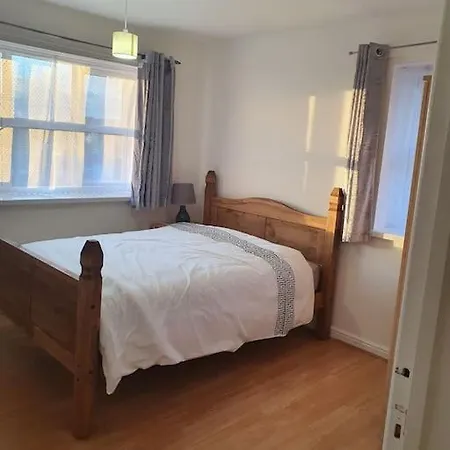 Lovely 2-bedroom With Indoor Fire Place * London
