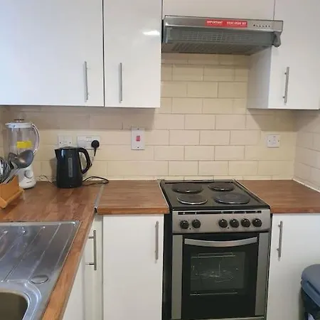 Apartment Lovely 2-bedroom With Indoor Fire Place London