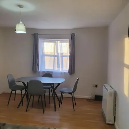 Apartment Lovely 2-bedroom With Indoor Fire Place London