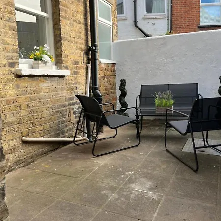 Holiday home Lovely 4 Bedroom London With Free Parking, Garden, Wifi By Roost