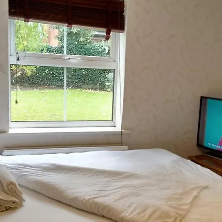 2 Bedrooms & 2 Bathrooms With An Ensuite * London