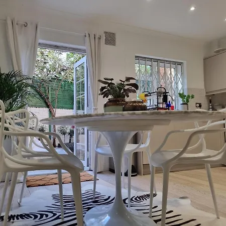 Live Like A Celebrity On Millionaire's Row Homestay London