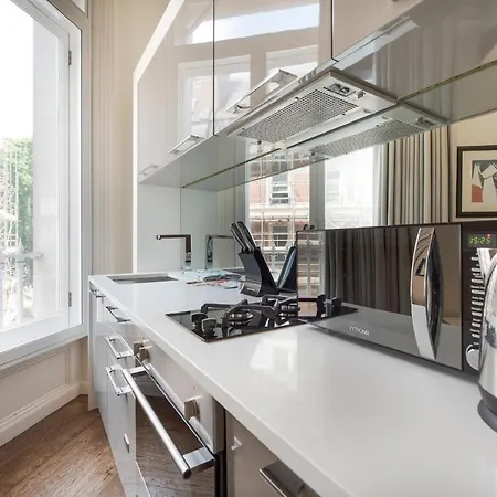 Grosvenor Gardens By Capital Apartment *