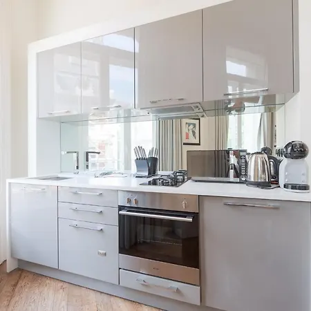 Grosvenor Gardens By Capital Apartment *