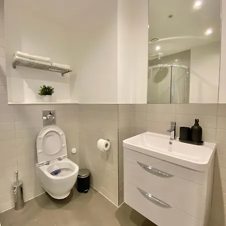 Goodwin St Capsulehotel *