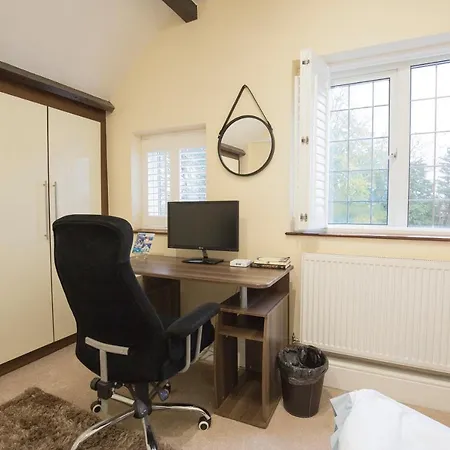 Private With Common Kitchen, Bathroom, Garden And Lounge In Surrey Homestay