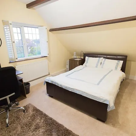 Homestay Private With Common Kitchen, Bathroom, Garden And Lounge In Surrey *