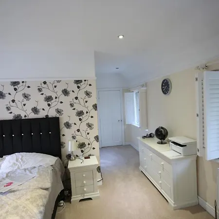 Homestay Private With Common Kitchen, Bathroom, Garden And Lounge In Surrey Purley