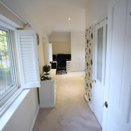 Homestay Private With Common Kitchen, Bathroom, Garden And Lounge In Surrey