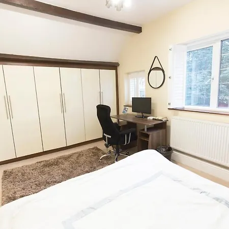 Private With Common Kitchen, Bathroom, Garden And Lounge In Surrey