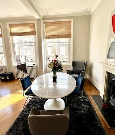 Bond Style In South Kensington