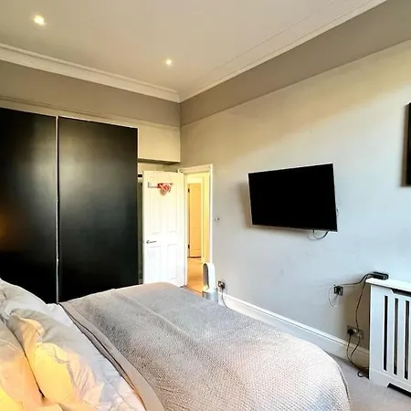 Bond Style In South Kensington