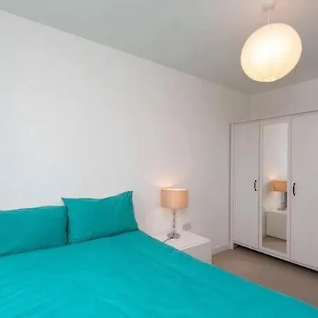 With Private Bathroom In A Modern Two Bedroom Two Bathroom Flat Homestay London