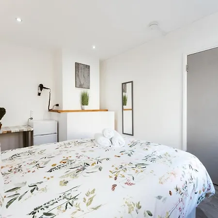 Stepney Beds To 24 *