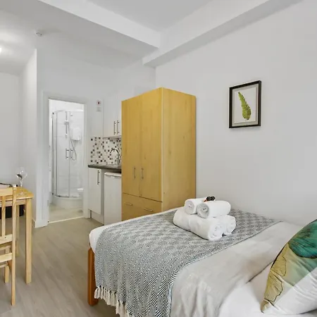 Heathrow Airport With En-suite 아파트 사우스올