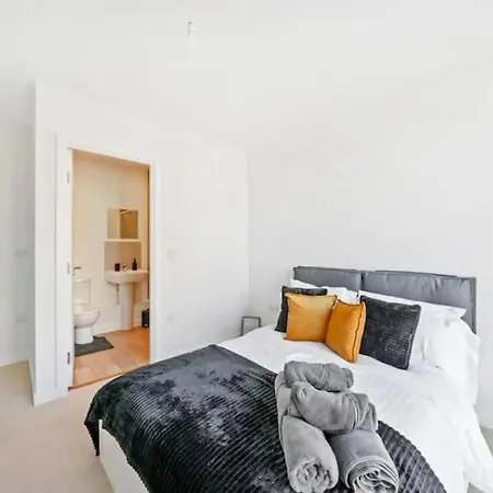 Stunning Two Bedrooms Flat With Free Parking Apartment *