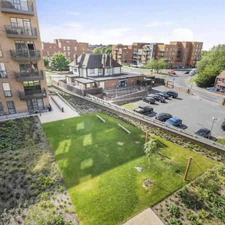 Stunning Two Bedrooms Flat With Free Parking *