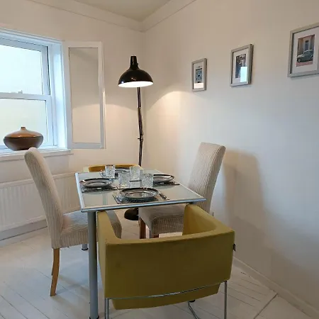 2 Bed Functional House Close To Manor Park Train Station
