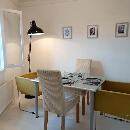 2 Bed Functional House Close To Manor Park Train Station *