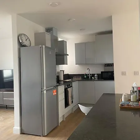 Family Friendly New Flat At London Gants Hill Station Near Ilford Apartment *