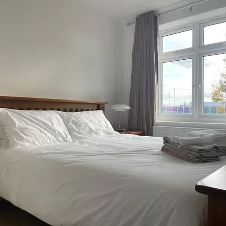 Family Friendly New Flat At London Gants Hill Station Near Ilford Apartment