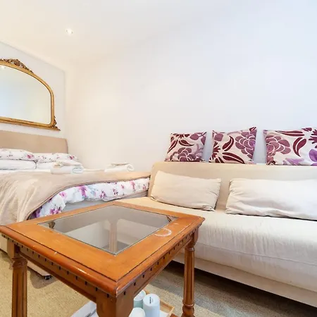 Holiday home Lovely Double W Private Bathroom In Chelsea London