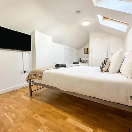 Newly Refurbished Luxury 3 Bedroom Appartamento *