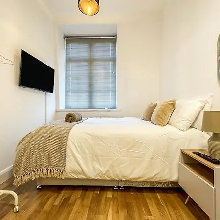 Newly Refurbished Luxury 3 Bedroom Apartment London