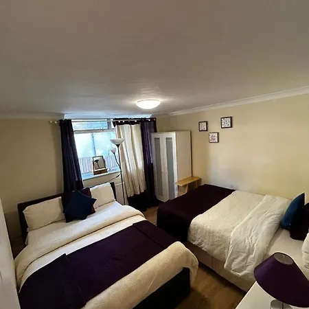 Holiday home Whole House With Parking And Huge Garden