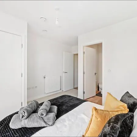 Stunning Two Bedrooms Flat With Free Parking