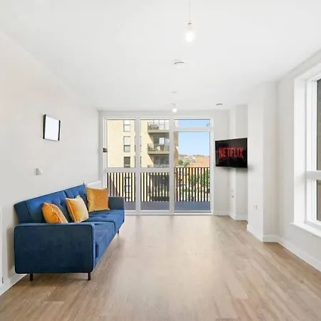 Stunning Two Bedrooms Flat With Free Parking Apartment