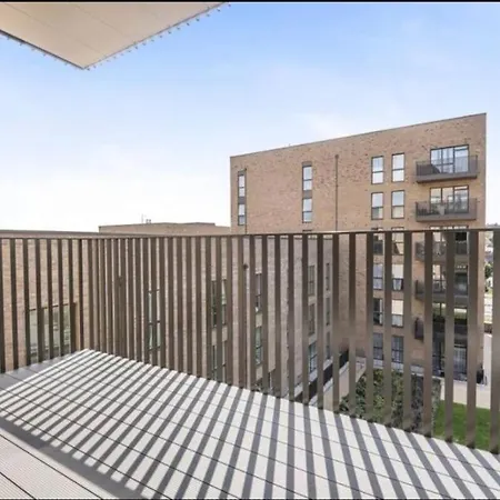Apartment Stunning Two Bedrooms Flat With Free Parking *