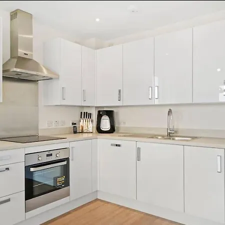 Stunning Two Bedrooms Flat With Free Parking *